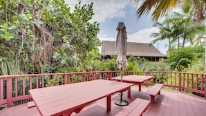 Interior - Walk to Beach, Pier & More! Kailua-kona Condo (Kailua-Kona)