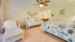 Interior - Walk to Beach, Pier & More! Kailua-kona Condo (Kailua-Kona)