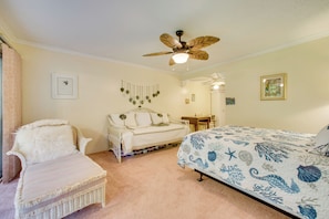 Interior - Walk to Beach, Pier & More! Kailua-kona Condo (Kailua-Kona)