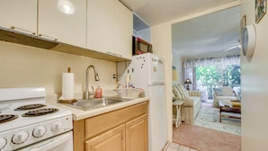 Interior - Walk to Beach, Pier & More! Kailua-kona Condo (Kailua-Kona)