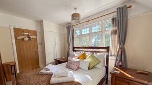 1 bedroom, iron/ironing board, free WiFi, bed sheets - Squirrel Haven - Woodland Retreat (Wootton Bridge)