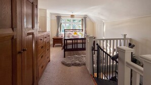 Interior - Squirrel Haven - Woodland Retreat (Wootton Bridge)