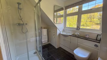 Dusche, Haartrockner, Handtücher
