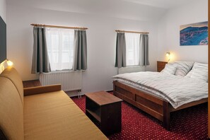 Habitación doble estándar, baño en la habitación | Ropa de cama hipoalergénica, cunas gratuitas y wifi gratis 