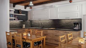 Geladeira, micro-ondas, cooktop, lava-louças