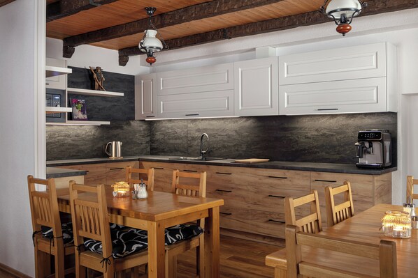 Refrigerador, microondas, parrilla de estufa y lavavajillas 