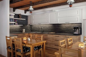 Refrigerador, microondas, placa de cocina, lavavajillas