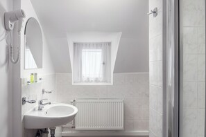 Standard Double Room, Ensuite | Bathroom | Shower, free toiletries, hair dryer, towels