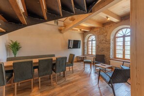 Deluxe Apartment, Garden View | Living area