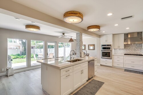 Spacious Yard, Near Golf: Modern Home in Hollywood