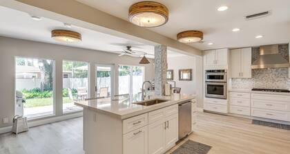 Spacious Yard, Near Golf: Modern Home in Hollywood