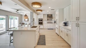 House (3 Bedrooms) | Interior - Spacious Yard, Near Golf: Modern Home in Hollywood (Hollywood)