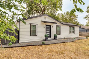 Interior - Near Historic Georgetown Square! Updated Home (Georgetown)