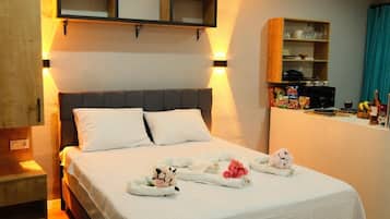 Junior penthouse, uitzicht op zee | Een bureau, een strijkplank/strijkijzer, gratis wifi