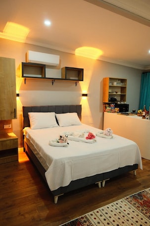 Escritorio, tabla de planchar con plancha y wifi gratis