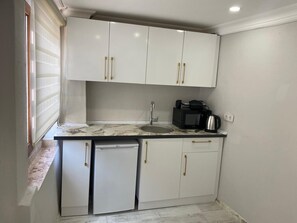 Escritorio, tabla de planchar con plancha y wifi gratis 