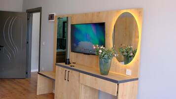 Superior Suite, Sea View | Desk, iron/ironing board, free WiFi