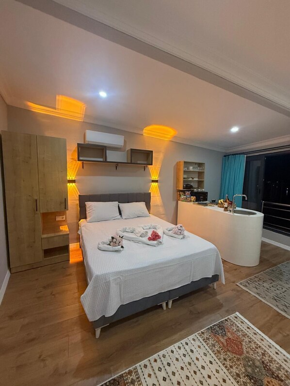 Penthouse junior, vista al mar | Escritorio, tabla de planchar con plancha y wifi gratis