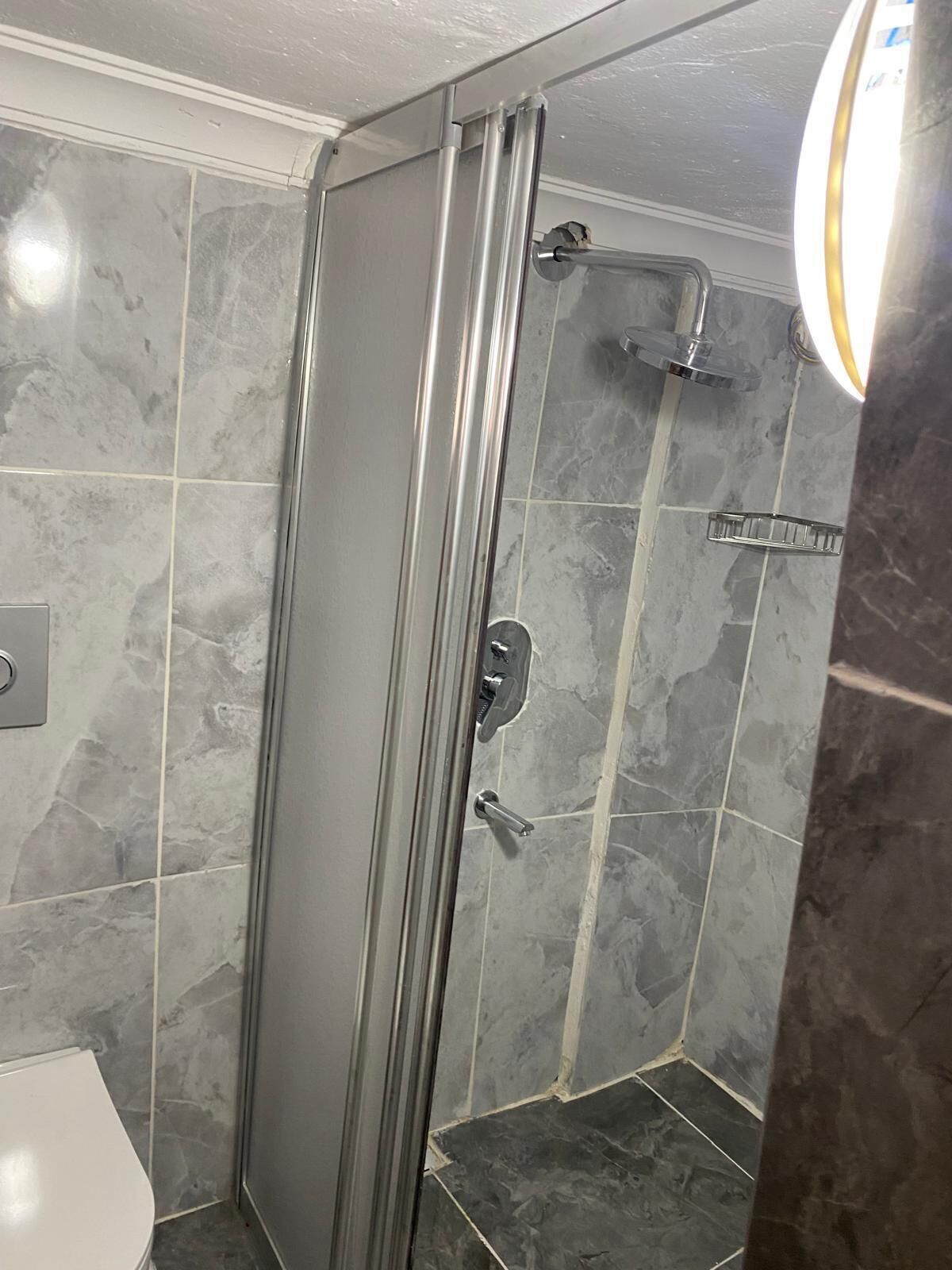 Condo cơ bản | Phòng tắm | Buồng tắm vòi sen, khăn tắm, xà phòng, dầu gội 