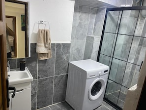 Shower, slippers, towels, soap - FETHİYE OLD TOWN SUİTES (Fethiye)