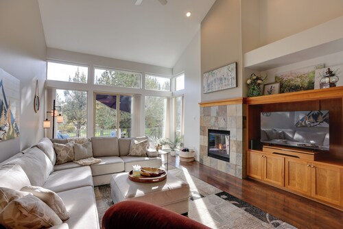 Eagle Crest Retreat: Creekside Townhome w/ Hot Tub