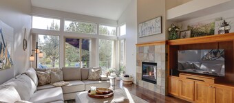 Eagle Crest Retreat: Creekside Townhome w/ Hot Tub