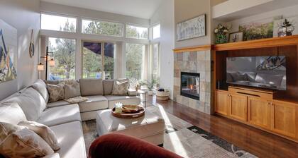 Eagle Crest Retreat: Creekside Townhome w/ Hot Tub