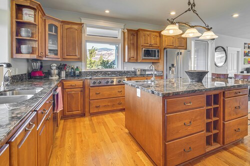 Private Pool & Mtn Views: Stunning Ashland Home