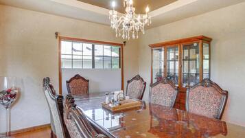 House (6 Bedrooms) | Interior