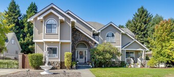 3 Mi to Sequoia Park Zoo: Spacious Home w/ Sunroom