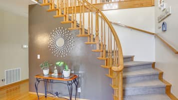 House (6 Bedrooms) | Interior