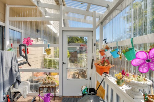 3 Mi to Sequoia Park Zoo: Spacious Home w/ Sunroom