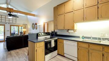 House (5 Bedrooms) | Interior