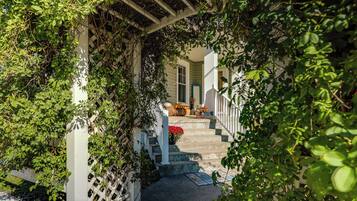 House (6 Bedrooms) | Interior