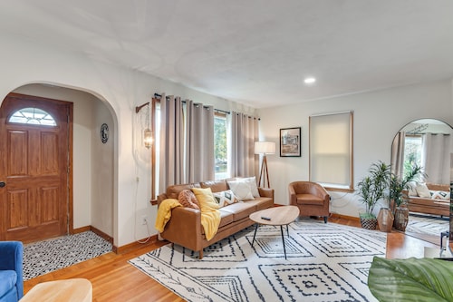 1 Mi to Dtwn Burlington: Modern Home w/ Yard!