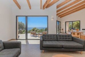 Smart TV, tenis de mesa, libros y estéreo 