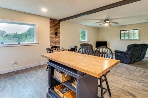 Dog-friendly Cabin w/ Yard Near Auxvasse Creek!