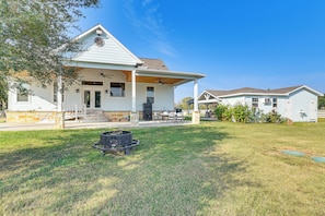 House (3 Bedrooms) | Interior - Farm Animals On-site: Needville Ranch Getaway! (Needville)