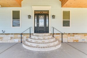 House (3 Bedrooms) | Interior - Farm Animals On-site: Needville Ranch Getaway! (Needville)