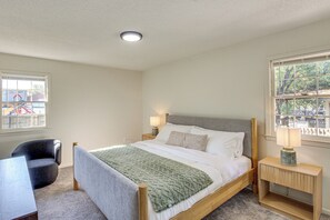 Interior - 19 Mi to Kansas City: Group Retreat w/ Game Room! (Blue Springs)