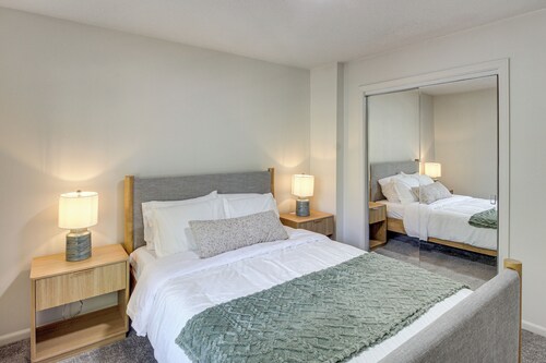 19 Mi to Kansas City: Group Retreat w/ Game Room!