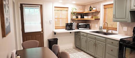 Micro-ondes, four, plaque de cuisson