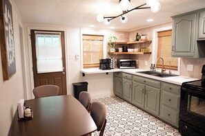 Microwave, oven, stovetop - The Fern Cottage [private hot tub + pool] (Myerstown)