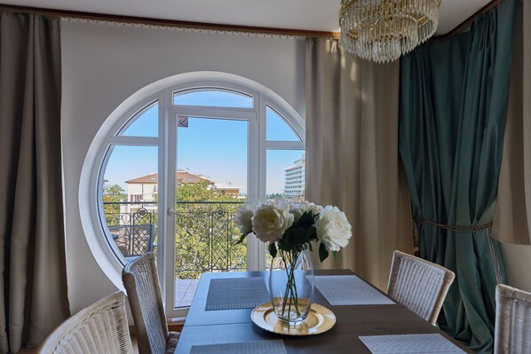 Apartemen Comfort, dapur kecil, lantai mezzanine | Area keluarga