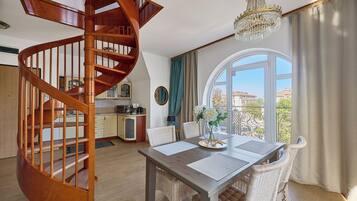 Comfort-Apartment, Kochnische, Zwischengeschoss | Essbereich im Zimmer