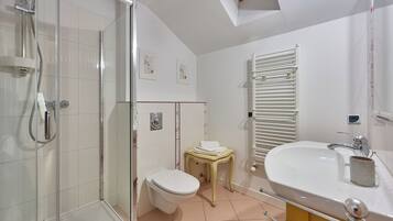 Comfort Apartment, Kitchenette, Mezzanine | Bathroom