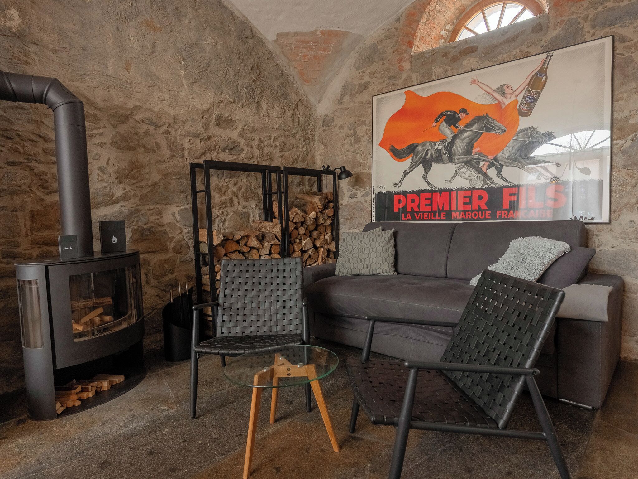 Televisión de pantalla plana, chimenea, mesa de ping pong