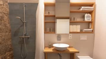 Secador de pelo, piso con calefacción en el baño, jabón, papel higiénico