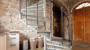 A spiral staircase with a metal frame and wooden steps, leading to a wooden door. - Ab 1 Person: Rittergut mit Kamin, Fasssauna und mehr Nähe Sächsische Schweiz Dresden (Großharthau)
