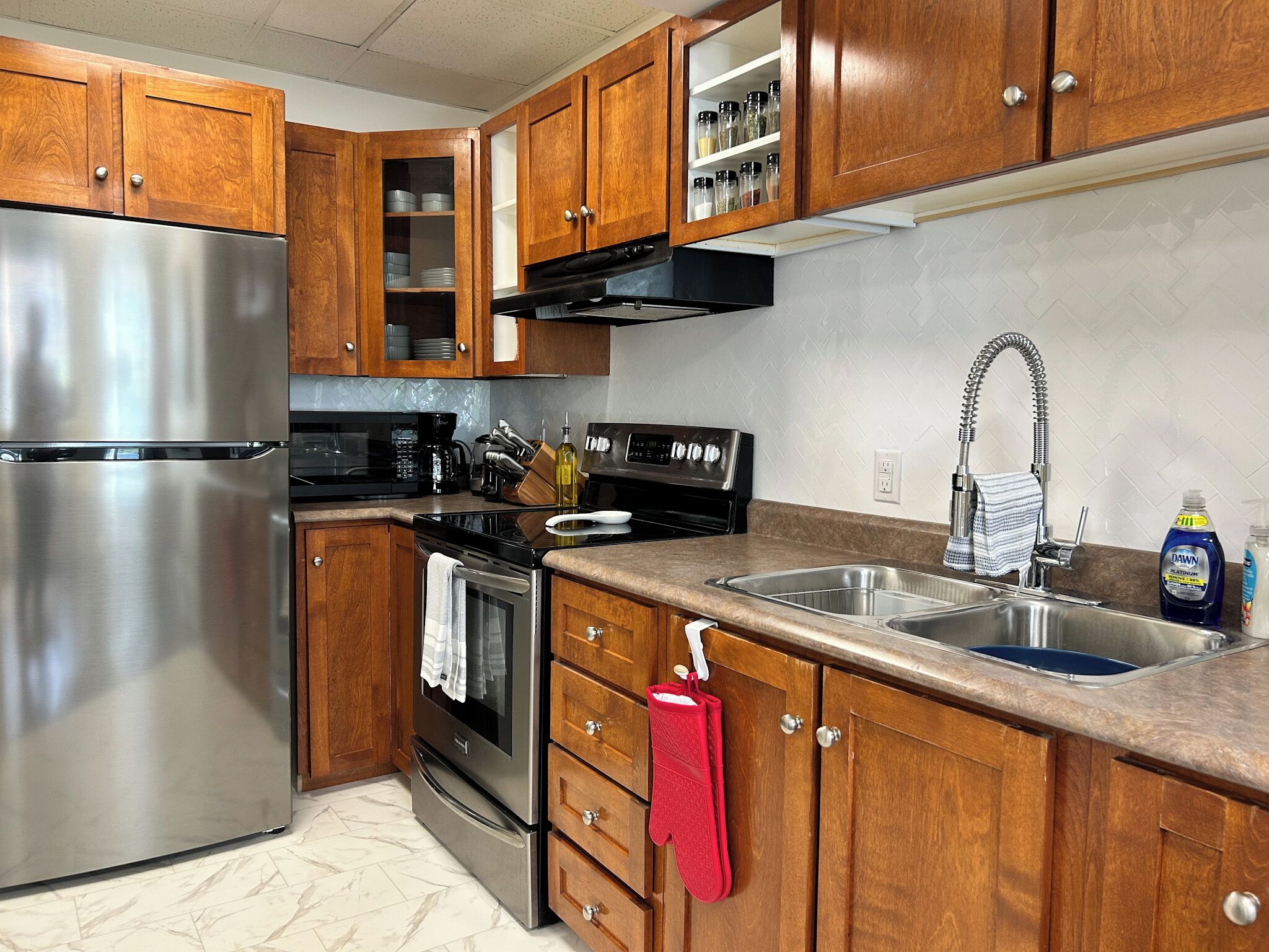 Frigorífico, microondas, horno y placa de cocina